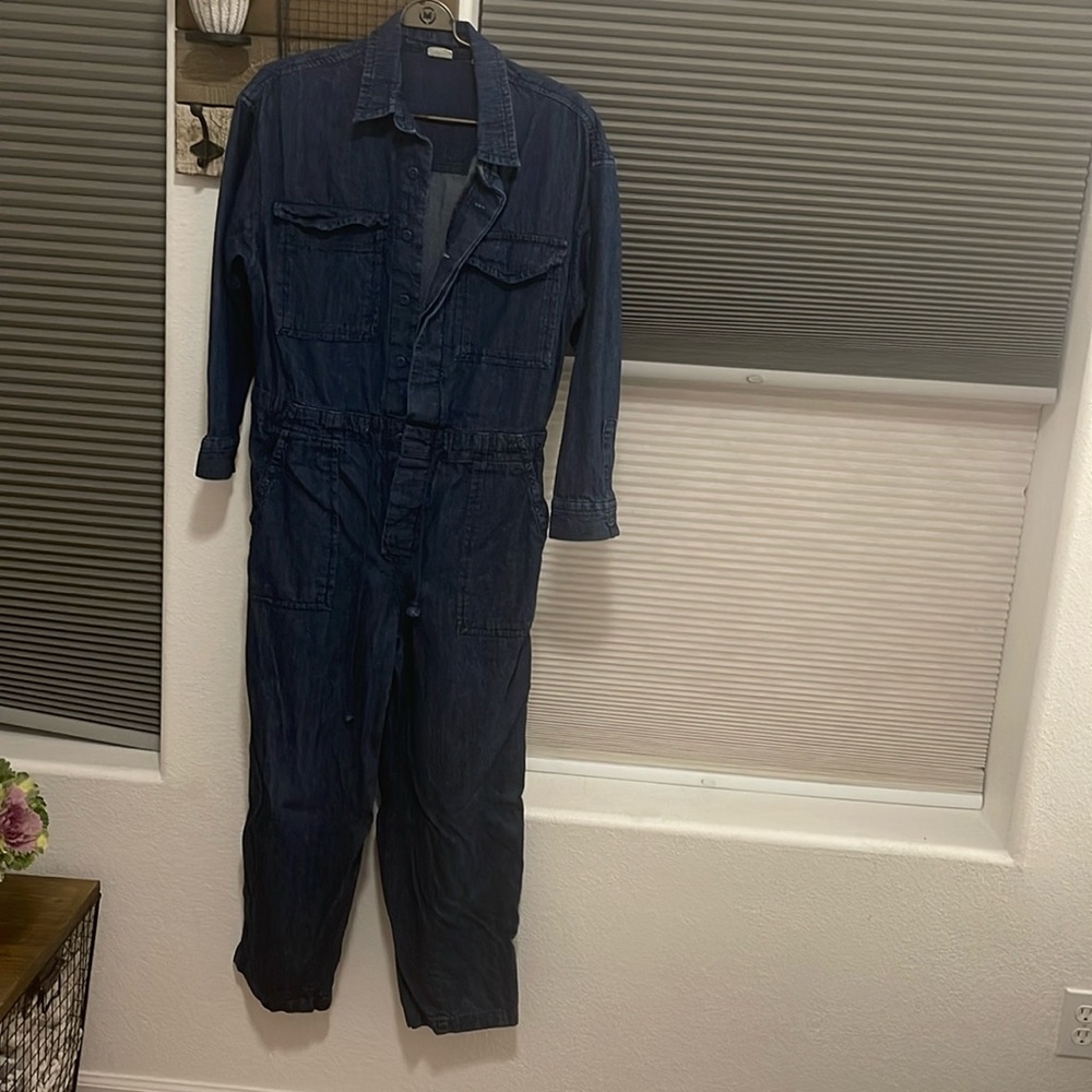 Levi’s indigo woman jumpsuit, baggy style.